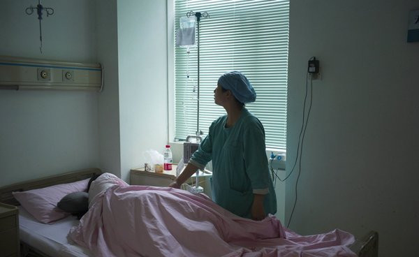 Me bau tu sinh con trong vien san vi bi bac si... quen