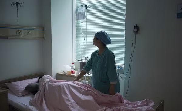 Me bau tu sinh con trong vien san vi bi bac si... quen