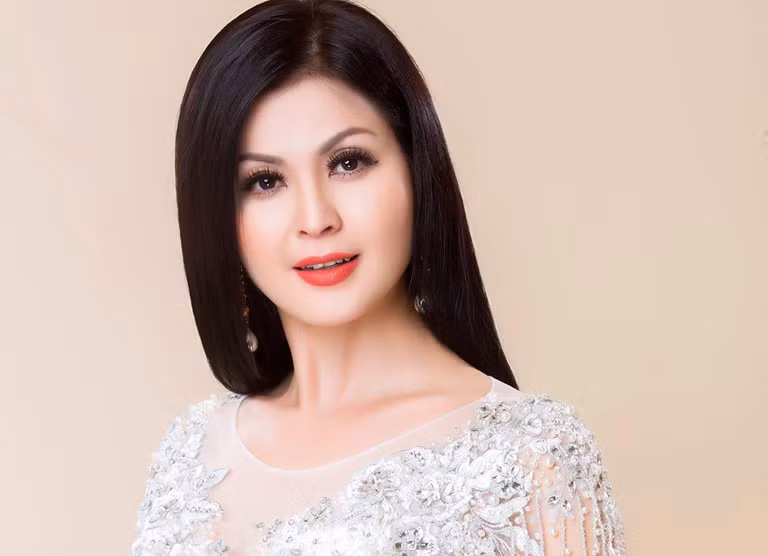 Trong một lần chia sẻ với báo chí, Yến Vy cho biết cuộc sống hiện tại của chị bình yên. Ông xã rất yêu thương, lo lắng cho vợ. Một thời gian sang Mỹ, chị làm người dẫn chương trình cho một đài Việt ngữ. Hiện giờ, chị chỉ tập trung cho việc đi hát, vấn đề kinh tế trong gia đình đã có ông xã.