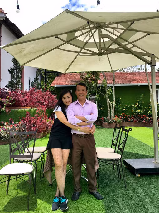 Nữ diễn viên "Gió qua miền tối sáng" sống hạnh phúc bên ông xã làm nghề kinh doanh và 2 người con. Chị tập trung cho cuộc sống gia đình.