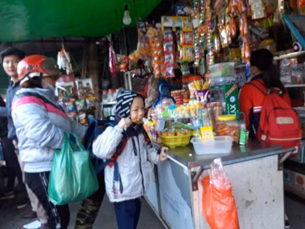 Hai hung do an vat khu vuc cong truong: Khong ro nguon goc nhung van mua cho con-Hinh-2