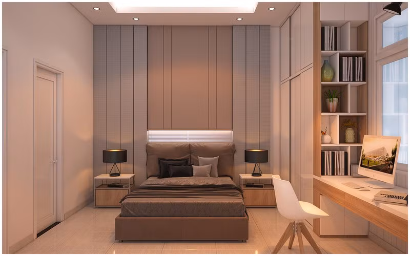 Bàn làm việc đi kèm giá sách và kệ trang trí đặt cạnh cửa sổ để lấy sáng.