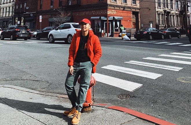 Ban đầu, nhiều người cho rằng H'Hen Niê đang hẹn hò với rapper Đen Vâu. Hai người thường chụp ảnh thân thiết và tương tác trên mạng xã hội. Tuy nhiên, Đen Vâu nhanh chóng phủ nhận nghi vấn và giải thích họ chỉ là bạn thân. Sau đó, dân mạng tiếp tục nghi ngờ Hoa hậu Hoàn vũ Việt Nam 2017 thực chất hẹn hò với bạn của Đen Vâu - nhiếp ảnh gia, đạo diễn Tuankhoi.