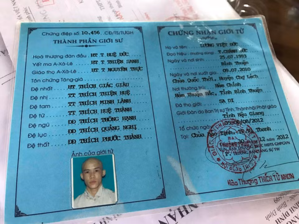 Thay tu danh tham te be trai 11 tuoi nghi su dung giay to gia-Hinh-2