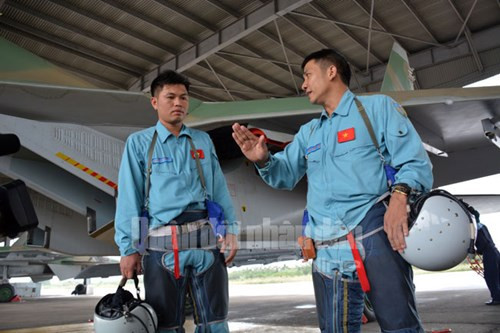 Công tác giảng bình giữa các chuyến bay cũng được các phi công thực hiện nghiêm túc. Những ưu điểm, hạn chế của chuyến bay sẽ được nêu lên trong quá trình giảng bình bay để phi công tiếp tục rút kinh nghiệm, hoàn thiện kỹ thuật lái ở những chuyến bay, ban bay tiếp theo.