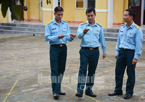 Trong giai đoạn chuẩn bị bay, các phi công được giao nhiệm vụ liên quan đến các bài bay cụ thể sẽ thực hiện; tiến hành chuẩn bị bài bay; hiệp đồng với phi công tham gia bay trên cùng máy bay và các phi công trong biên đội (nếu bay đội hình biên đội),hiệp đồng với chỉ huy bay, dẫn đường...Một nội dung được coi trọng trong quá trình chuẩn bị bay là phần biểu diễn mặt đất, có sự theo dõi chặt chẽ của cán bộ phi đội.