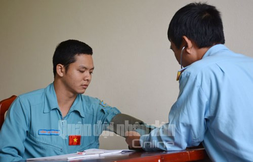 Trước chuyến bay, phi công được kiểm tra sức khỏe tại sân bay. Quá trình này bảo đảm phi công chỉ được bay khi có sức khỏe tốt, đủ điều kiện tham gia thực hành bay.