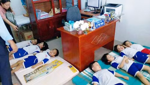 73 học sinh tiểu học, mầm non ở xã Phú Lộc phải nhập viện cấp cứu. Rất may mắn tất cả đều không nguy hiểm đến tính mạng và đã xuất viện vào khuya qua 2/3. Ảnh Hồ Tân.