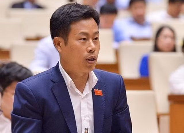 Ông Lê Quân (46 tuổi, quê quán Quảng Ngãi) từng đảm nhiệm các chức vụ: Trưởng bộ môn Quản trị nguồn nhân lực, Trường Đại học Thương mại; Giám đốc Trung tâm Đào tạo và Giáo dục quốc tế, Trường Đại học Kinh tế (Đại học Quốc gia Hà Nội);