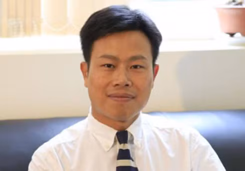 Về trình độ chuyên môn, ông Lê Quân tốt nghiệp Cử nhân Quản trị doanh nghiệp tại Đại học Thương mại; thạc sĩ Quản trị kinh doanh của Trung tâm Pháp - Việt đào tạo về công tác quản lý; thạc sĩ Quản trị chiến lược tại Đại học Kinh doanh Grenoble và tiến sĩ Khoa học quản trị tại Đại học Tổng hợp Toulon (Cộng hòa Pháp).