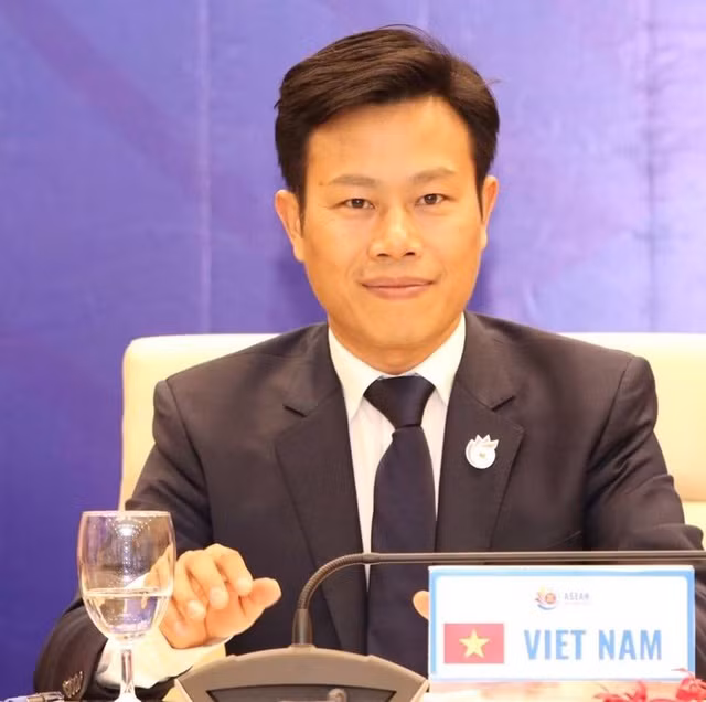 Ông Lê Quân là người trẻ nhất nước được phong hàm giáo sư (ngành Kinh tế). Ông đồng thời là người sáng lập Câu lạc bộ và Diễn đàn Quản trị nhân sự, sáng lập chuỗi sự kiện: “Cà phê doanh nhân”, “Ngày Nhân sự Việt Nam”… 