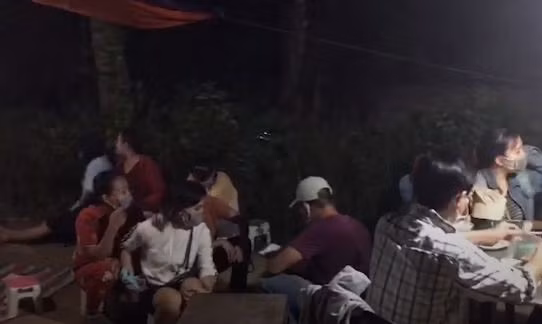  7. Triệt xóa ổ đánh bạc có nhiều quý bà tham gia: Ngày 30/8, Phòng Cảnh sát hình sự Công an tỉnh Quảng Ngãi cho biết đã triệt xóa ổ bạc xóc đĩa lớn, trong đó các con bạc chủ yếu là các quý bà. Tổng số tiền tạm giữ trên 120 triệu đồng. Ổ đánh bạc tại một ngôi nhà hoang ở Đội 3, thôn Ngọc Thạch, xã Tịnh An, thành phố Quảng Ngãi. >>> Xem thêm video: Toàn cảnh vụ đường dây đánh bạc “Nổ hũ” 64 nghìn tỷ đồng. Nguồn: VTC 1.