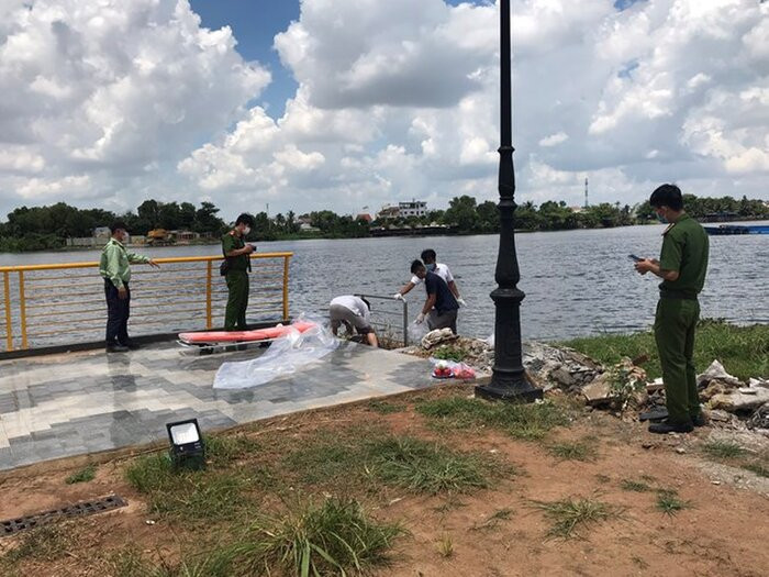  3. Phát hiện thi thể phụ nữ đang phân hủy trên sông Sài Gòn: Khoảng 8h ngày 30/8, trong lúc đang đi ghe trên sông Sài Gòn đoạn qua phường Hiệp Bình Phước, quận Thủ Đức thì một số người dân đã phát hiện một thi thể đang trôi dưới sông nên kéo vào bờ rồi trình báo với cơ quan công an. Nạn nhân là một phụ nữ ngoài 40 tuổi trên người không có giấy tờ tùy thân. Theo kết luận ban đầu, nạn nhân chết vào khoảng từ 4 - 5 ngày trước.