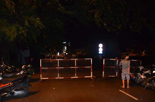 Giao thông qua khu vực được phong toả.