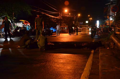 Mố cầu Tân Kỳ Tân Quý bị sập khoảng 40cm, mặt đường lõm sâu, tạo hàm ếch