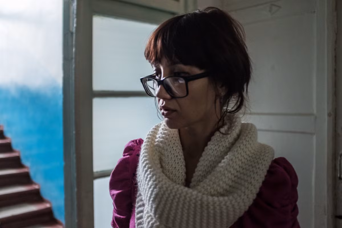 Chuyên gia giáo dục đứng ở hành làng một trường học ở Avdiivka. Ảnh USN