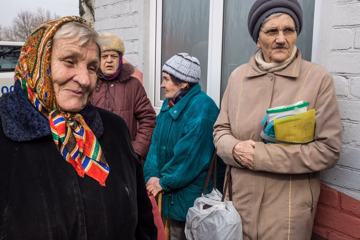 Các cư dân ở Avdiivka đứng xếp hàng để nhận hỗ trợ nhân đạo từ Tỏ chức Di cư Quốc tế (IOM). Ảnh USN