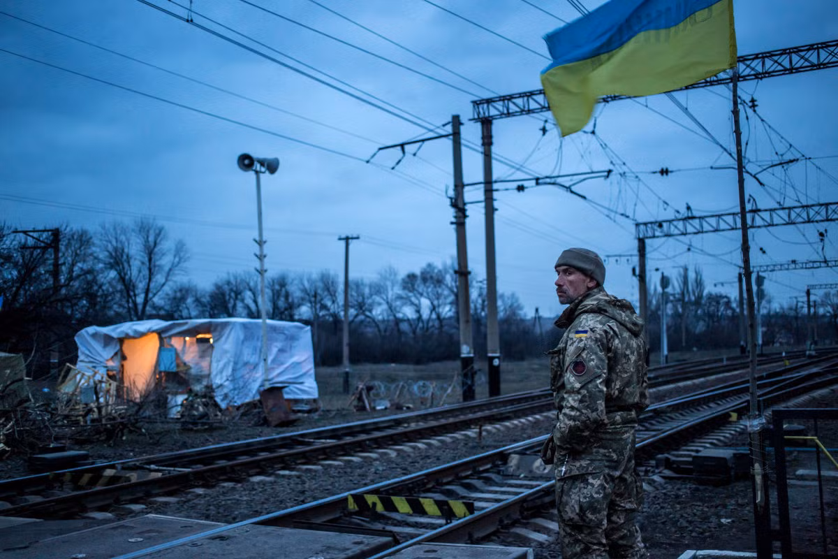 Chỉ huy nhóm người tổ chức chặn đoàn tàu chở than từ miền đông Ukraine đang đứng gác khi màn đêm buông xuống. Ảnh USN