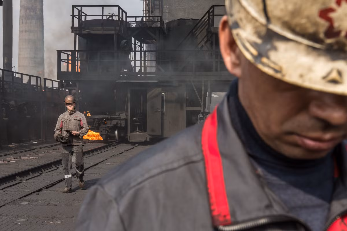 Theo giám đốc nhà máy này, 200 trong số 4.000 nhân viên đã bị cắt giảm trong các kíp làm việc. Ảnh USN