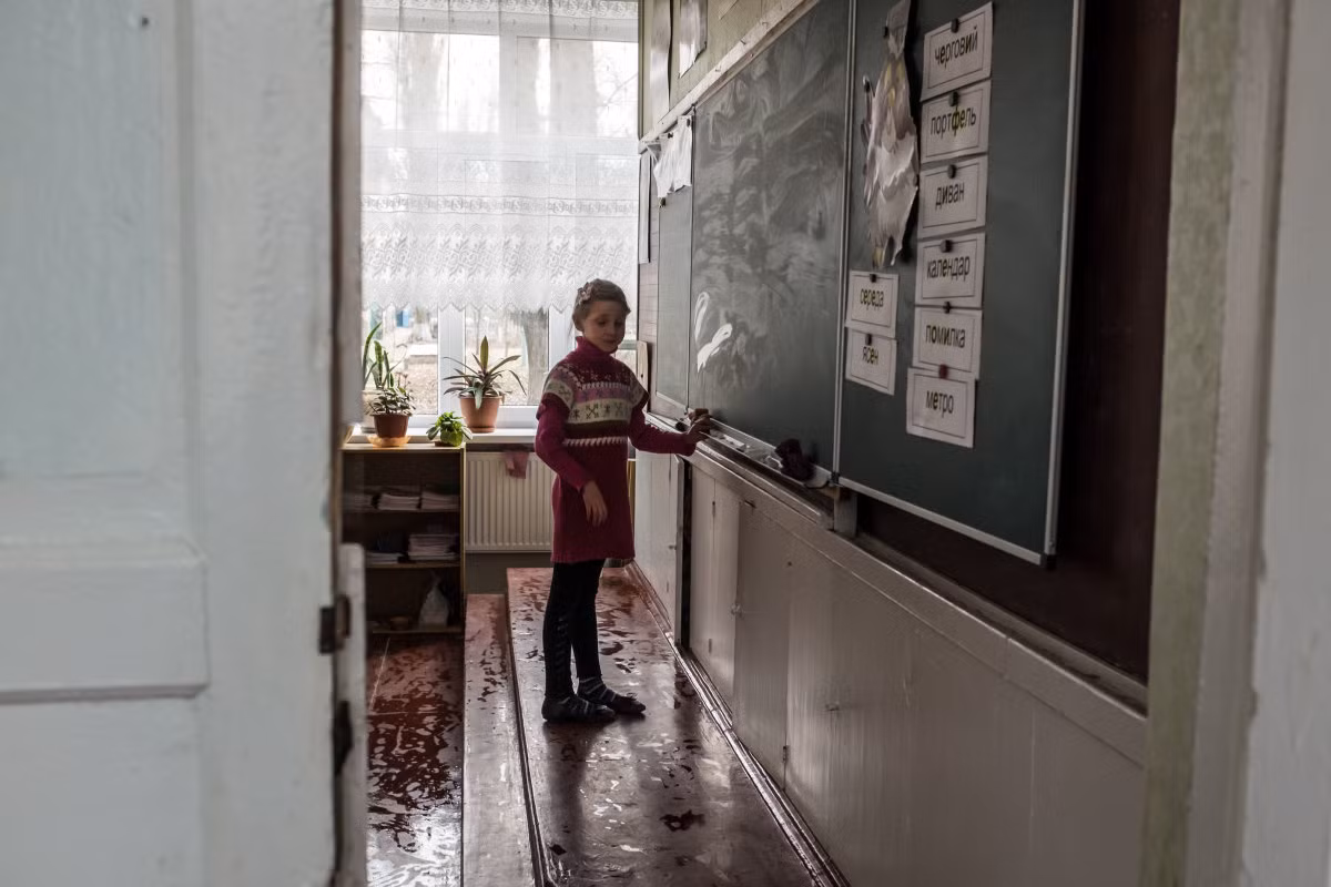 Bé gái đứng trên bục giảng trong một lớp học ở Avdiivka. Dân số của nơi này đã giảm xuống còn 166.000 người trong suốt thời gian diễn ra cuộc xung đột ở miền đông Ukraine. Ảnh USN