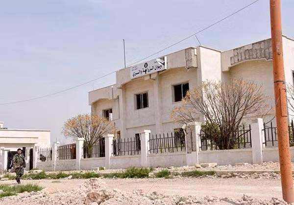 Một tấm băng rôn của nhóm khủng bố IS treo phía trước mặt tiền một ngôi nhà ở Deir Hafer. Ảnh FNA