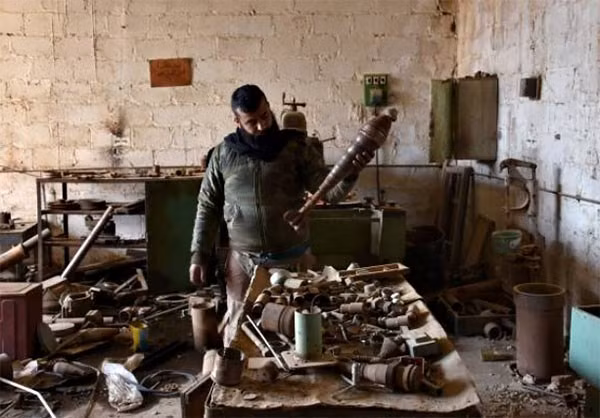 Lính Syria tìm thấy những loại vũ khí IS tự chế bị bỏ lại. Ảnh FNA