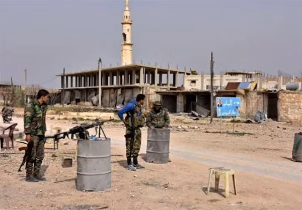 Các binh lính tìm những bẫy chết người mà nhóm IS lập ra ở đây. Ảnh FNA