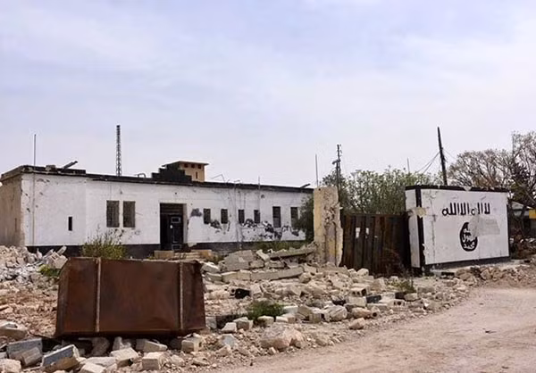 Vết tích của IS còn hiện diện nhiều nơi trong thành phố. Ảnh FNA