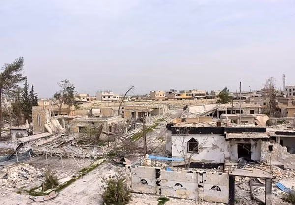 Thành phố Deir Hafer đổ nát. Ảnh FNA