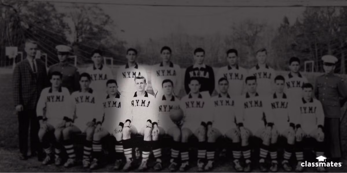 Donald Trump, tổng thống đương nhiệm của nước Mỹ, chụp hình cùng các đồng đội trong đội đá bóng trường Học viện quân sự New York. Ảnh BI