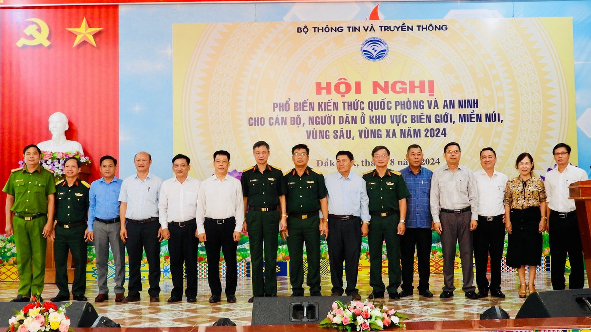 Phổ biến kiến thức quốc phòng, an ninh cho người dân huyện Buôn Đôn - Hình 2 Pho bien kien thuc quoc phong, an ninh cho nguoi dan huyen Buon Don-Hinh-2