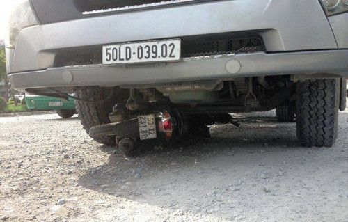 Chị Quyên cùng chiếc xe máy bị cuốn vào gầm container và nạn nhân tử vong tại chỗ.