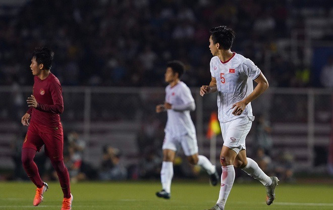 Tuy nhiên, không ít lần Văn Hậu trở thành mục tiêu để các cầu thủ Indonesia phạm lỗi. Phút 27', sau pha tranh chấp với Evan Dimas, trung vệ Đoàn Văn Hậu đã bị chảy máu đầu gối.