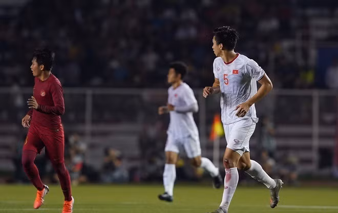 Tuy nhiên, không ít lần Văn Hậu trở thành mục tiêu để các cầu thủ Indonesia phạm lỗi. Phút 27', sau pha tranh chấp với Evan Dimas, trung vệ Đoàn Văn Hậu đã bị chảy máu đầu gối.