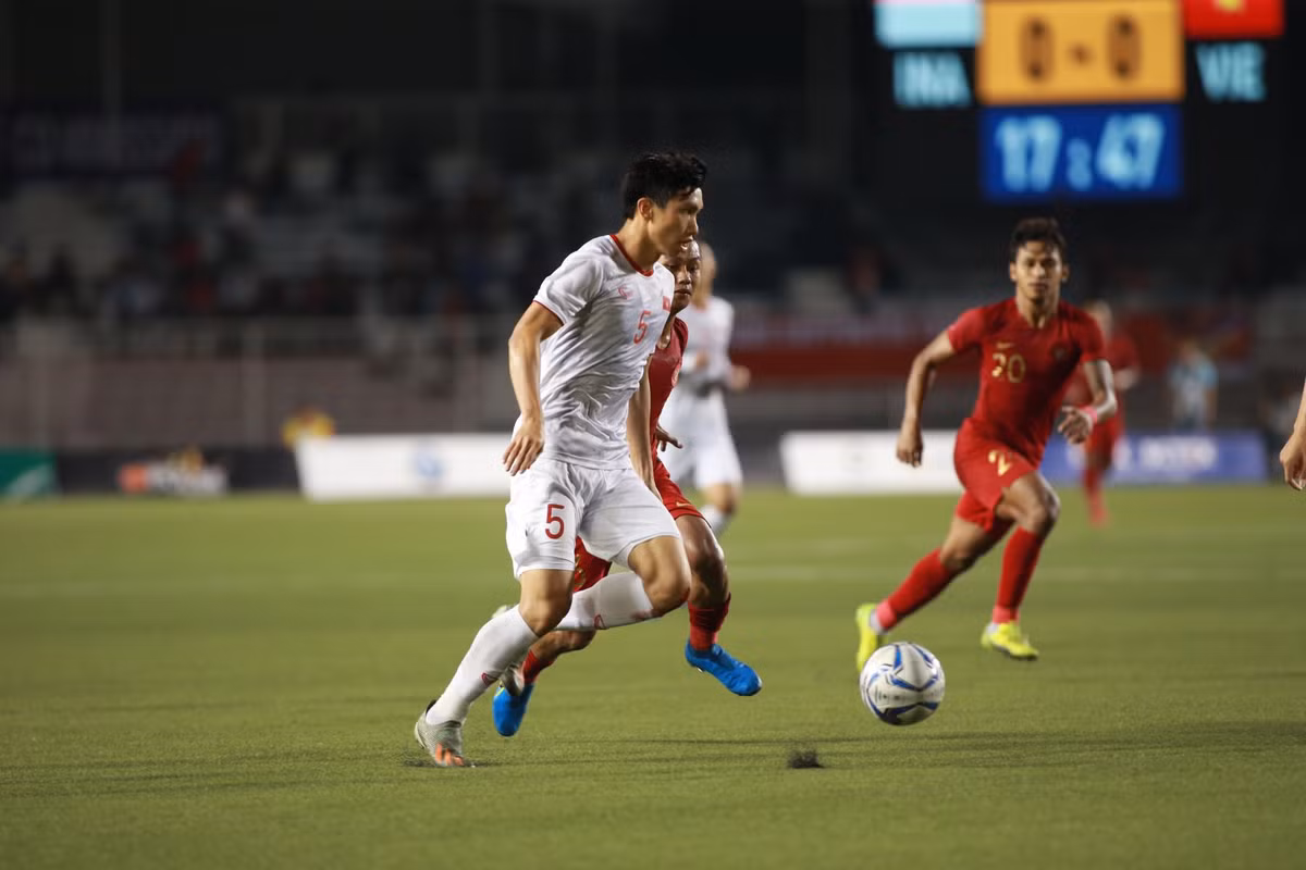 Chưa dừng lại ở đó, cũng chính Văn Hậu là người nâng tỷ số lên 3-0 U22 Việt Nam.