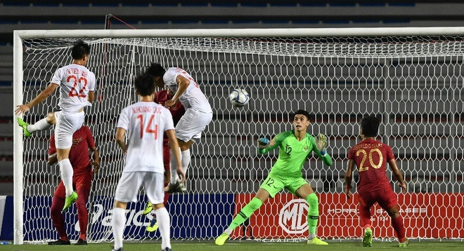 Dù bị chảy máu đầu gối nhưng Văn Hậu vẫn nỗ lực thi đấu và kết quả anh chính là người mang về U22 Việt Nam bàn thắng mở tỷ số quý như vàng.