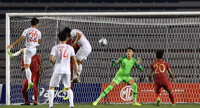 Dù bị chảy máu đầu gối nhưng Văn Hậu vẫn nỗ lực thi đấu và kết quả anh chính là người mang về U22 Việt Nam bàn thắng mở tỷ số quý như vàng.