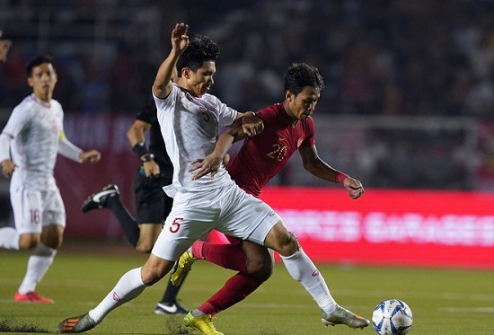 U22 Việt Nam bắt đầu trận chung kết SEA Game 30 với Indonesia bằng thế trận vô cùng cẩn trọng. Trong đó, Đoàn Văn Hậu đóng vai trò cực quan trọng giúp bộ ba trung vệ đứng vững.