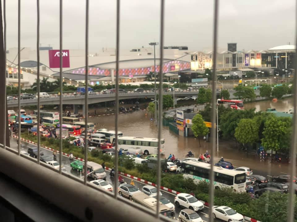 Quang cảnh giao thông hỗn loạn vì phải tránh phần bị ngập nếu không muốn chết máy.