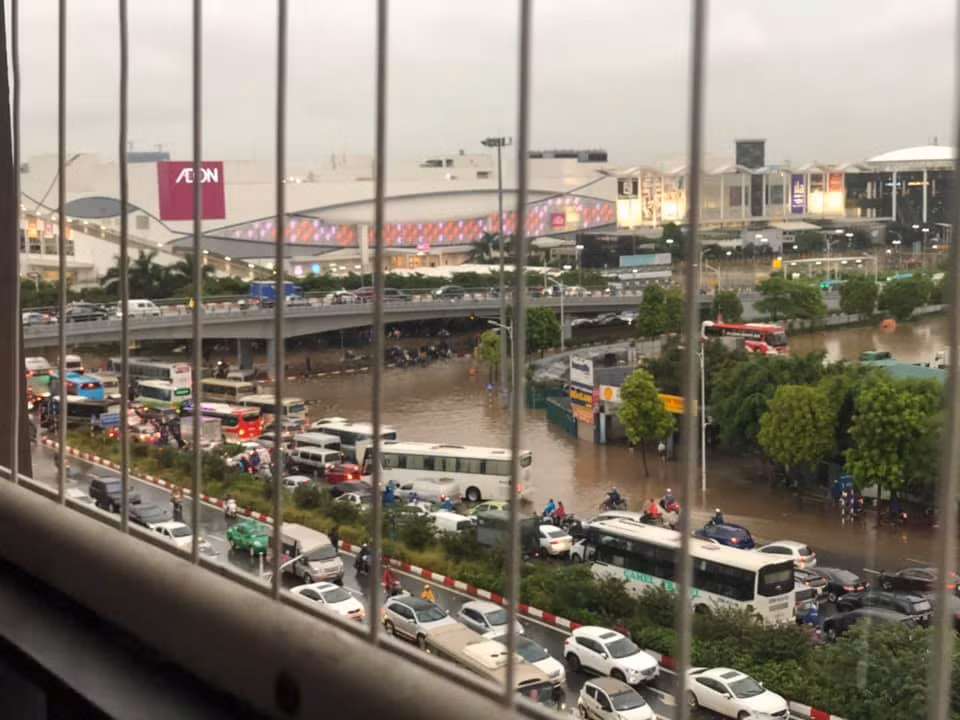 Quang cảnh giao thông hỗn loạn vì phải tránh phần bị ngập nếu không muốn chết máy.