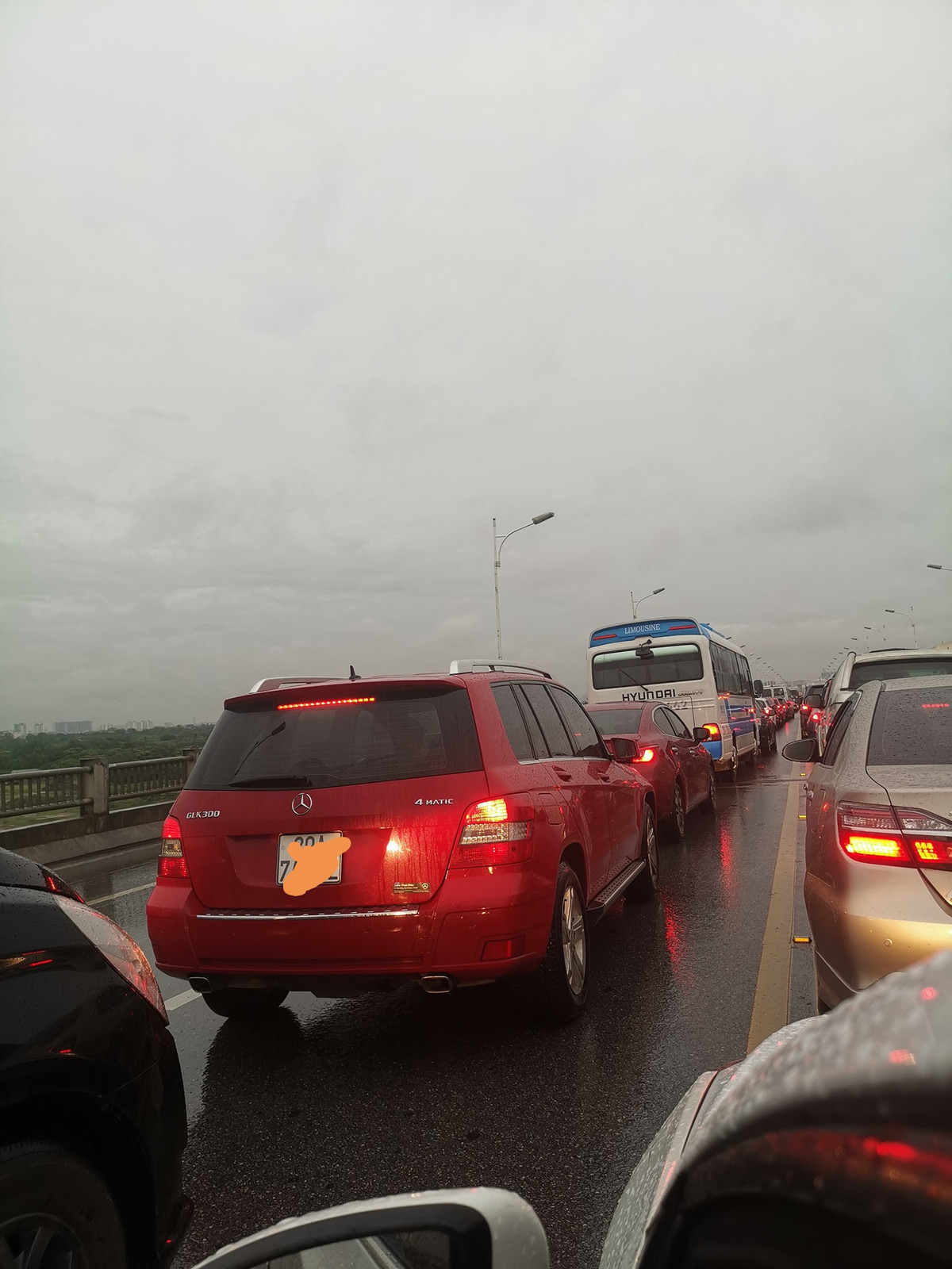 Một lái xe cho biết camera giám sát sẽ giúp lực lượng chức năng phạt nguội những đối tượng như này.