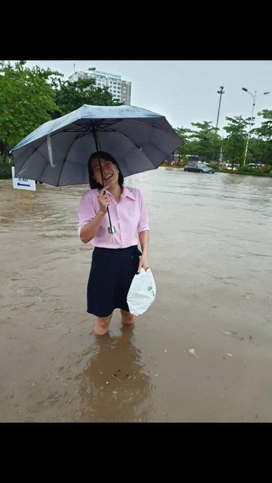 Con đường bỗng biến thành sông.