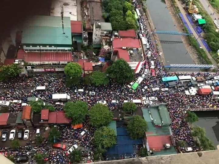 Đoạn đường 70 (địa phận xã Tả Thanh Oai, huyện huyện Thanh Trì), giao thông tắc nghẽn nghiêm trọng do trời mưa.