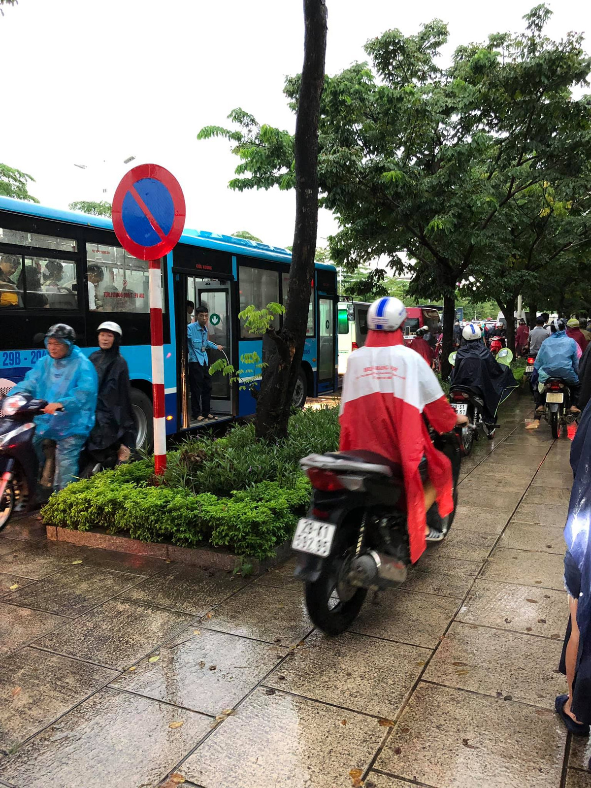 Giao thông ùn tắc, người đi xe máy tràn lên vỉa hè.