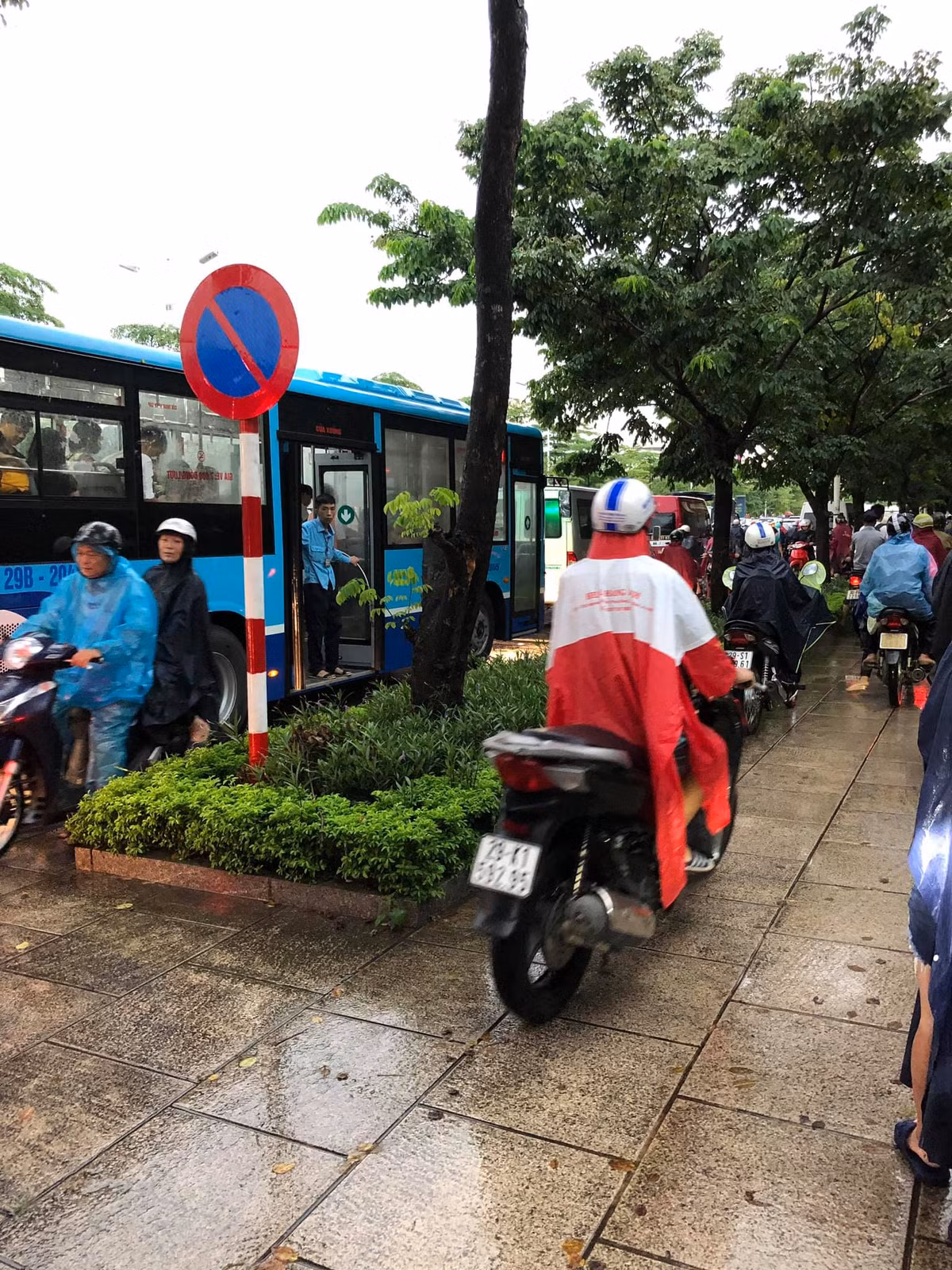 Giao thông ùn tắc, người đi xe máy tràn lên vỉa hè.