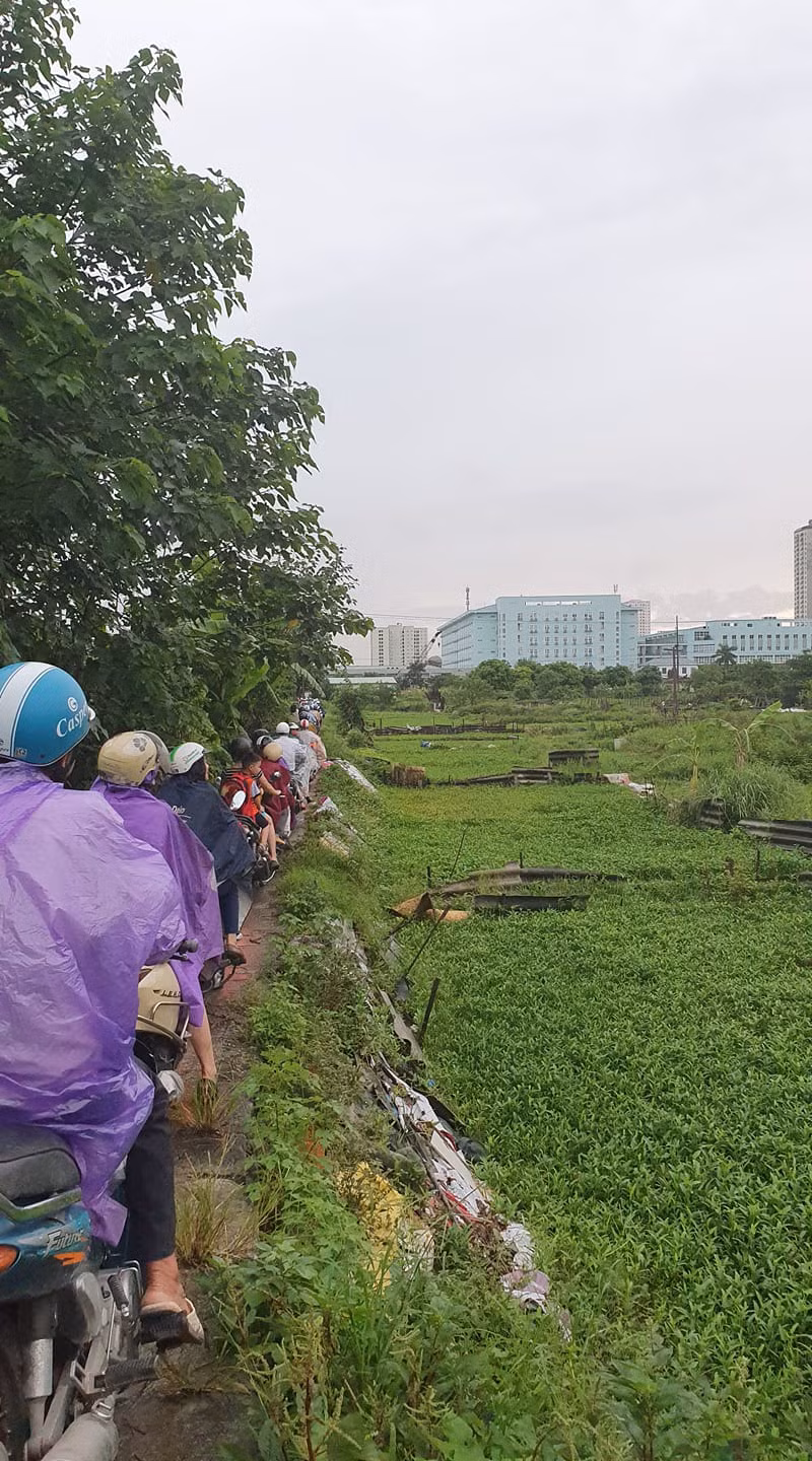 Đường tắc kinh hoàng do mưa khiến người dân phải tìm những con đường tắt, đi ngang qua ruộng để đến cơ quan, trường học và nơi làm việc.