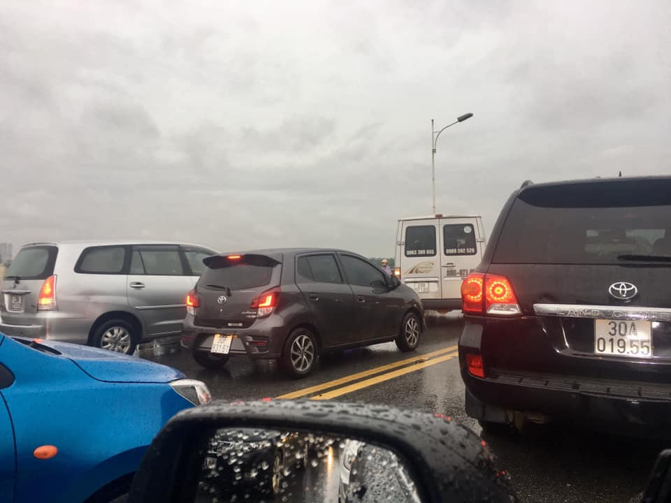 Nhiều tài xế bức xúc với cách nhiều người cố tình lấn làn trong khi đang tắc đường, cho rằng đây là hành vi vô văn hóa.