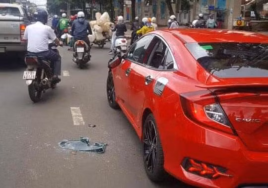 Thay chua dap vo kinh o to: Mac tam than phan liet, hanh dong vay... binh thuong?