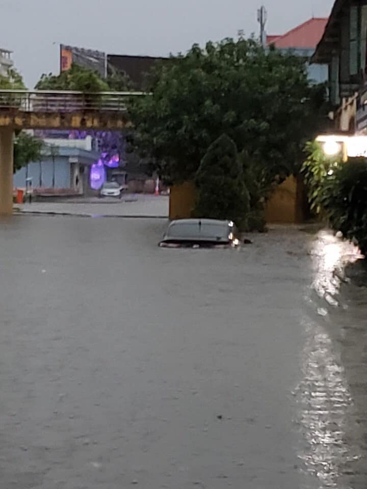 Đỉnh điểm, trên tuyến đường Minh Cầu có nơi ngập tới trên 1 mét, gây ách tắc giao thông; nhiều trường học đã thông báo cho học sinh nghỉ học. Xe ô tô bị ngập hơn nửa thân xe, "chết cứng" giữa đường.