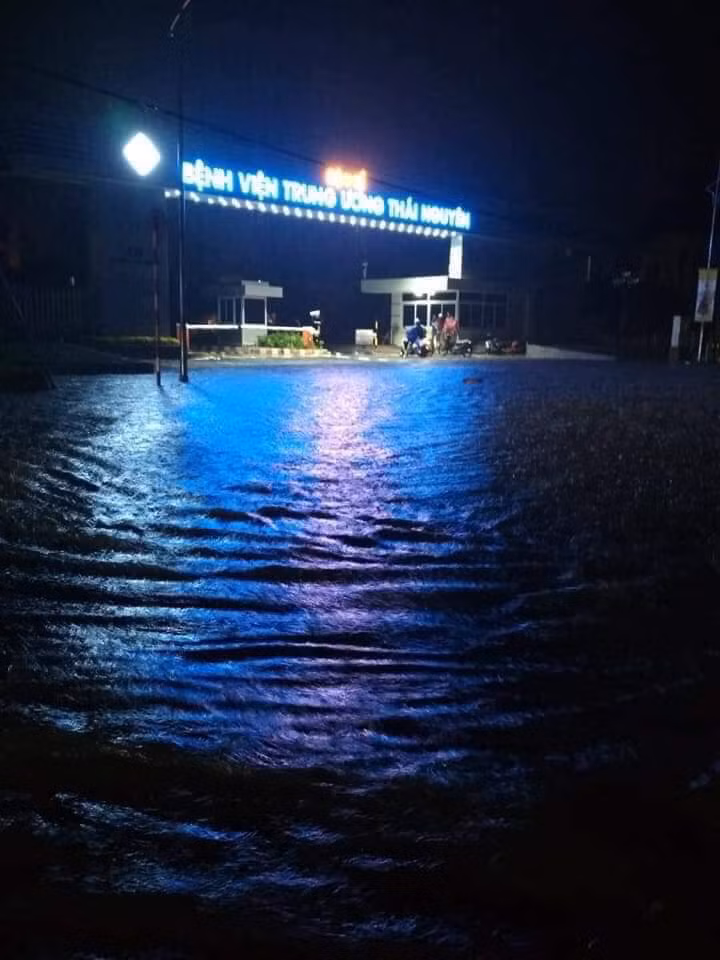 Theo dự báo, trong 10 ngày tới, do ảnh hưởng của rãnh áp thấp có trục đi qua khu vực Bắc Bộ kết hợp với hội tụ gió t nên vài ngày tới ở Bắc Bộ có mưa, mưa vừa, riêng các tỉnh Lai Châu, Điện Biên, Lào Cai, Yên Bái, Hà Giang, Tuyên Quang, Cao Bằng, Lạng Sơn, Bắc Kạn, Thái Nguyên, Sơn La có mưa to đến rất to và dông mạnh.